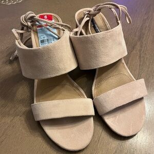 NEW Tahari Designer Blush Beige Taupe Suede Tie Wrap Low Chunky Block Heels
